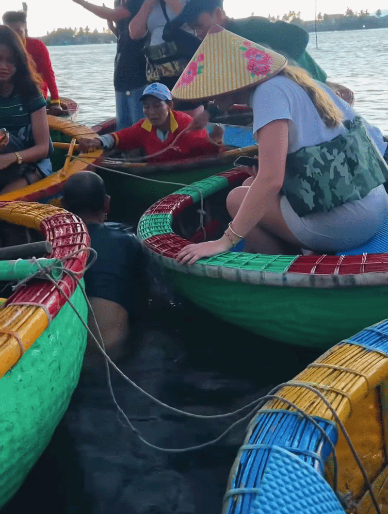 Khách Tây đánh rơi điện thoại xuống sông, người chèo thuyền ở Hội An chỉ mất 10 giây đã nhặt được
