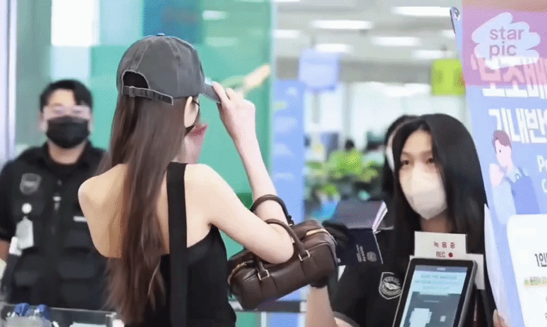 Nữ idol bị chỉ trích vì thiếu hợp tác, tỏ thái độ với nhân viên sân bay. Ảnh: X.