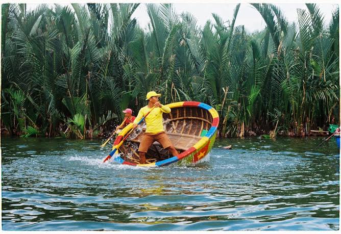 Khách Tây đánh rơi điện thoại xuống sông, người chèo thuyền ở Hội An chỉ mất 10 giây đã nhặt được