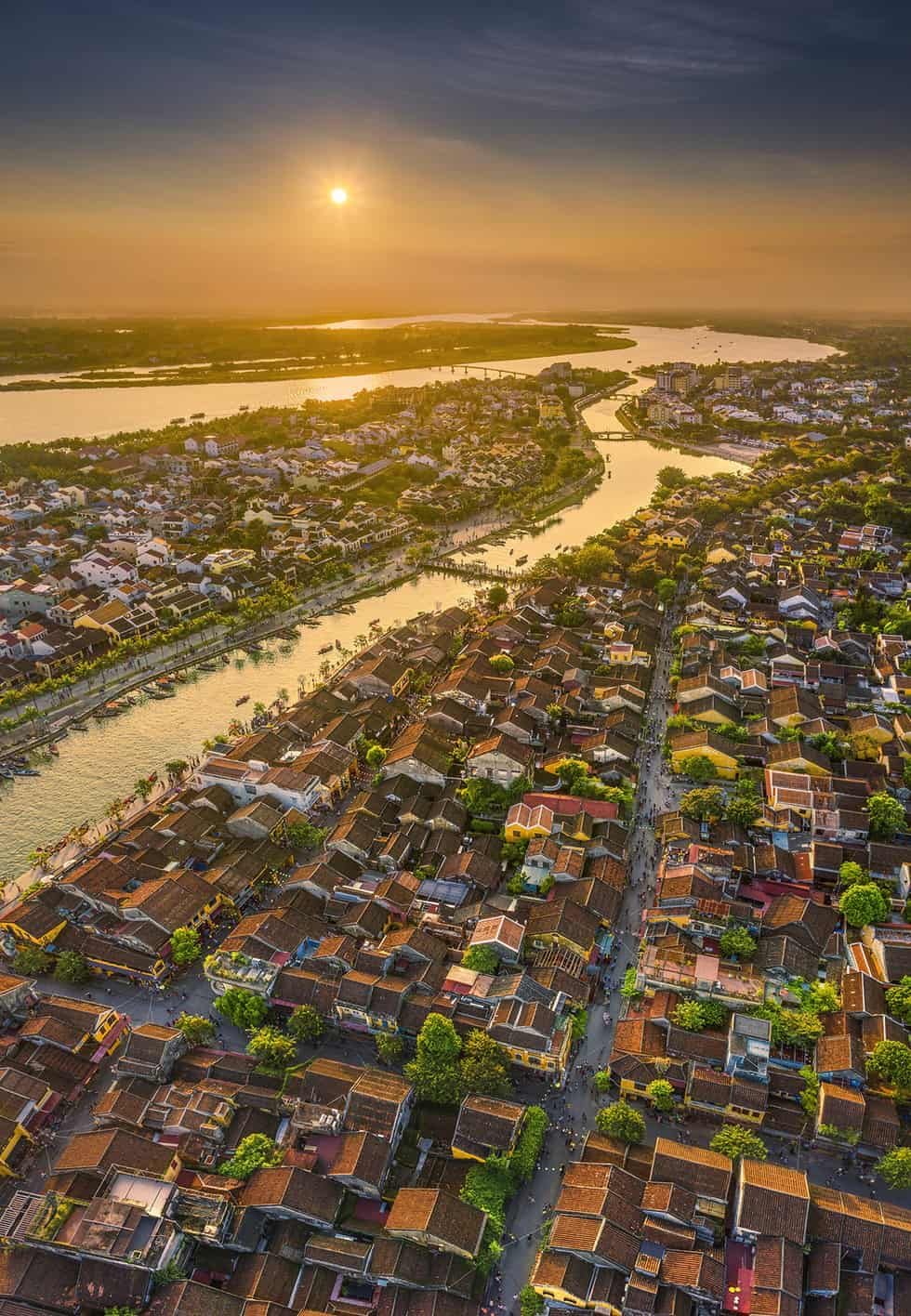Khách Tây đánh rơi điện thoại xuống sông, người chèo thuyền ở Hội An chỉ mất 10 giây đã nhặt được