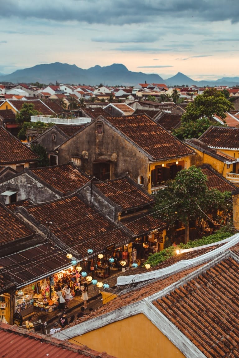 Khách Tây đánh rơi điện thoại xuống sông, người chèo thuyền ở Hội An chỉ mất 10 giây đã nhặt được
