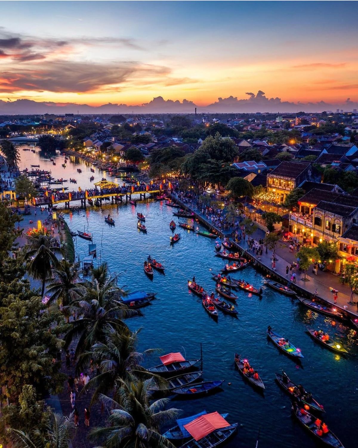 Khách Tây đánh rơi điện thoại xuống sông, người chèo thuyền ở Hội An chỉ mất 10 giây đã nhặt được