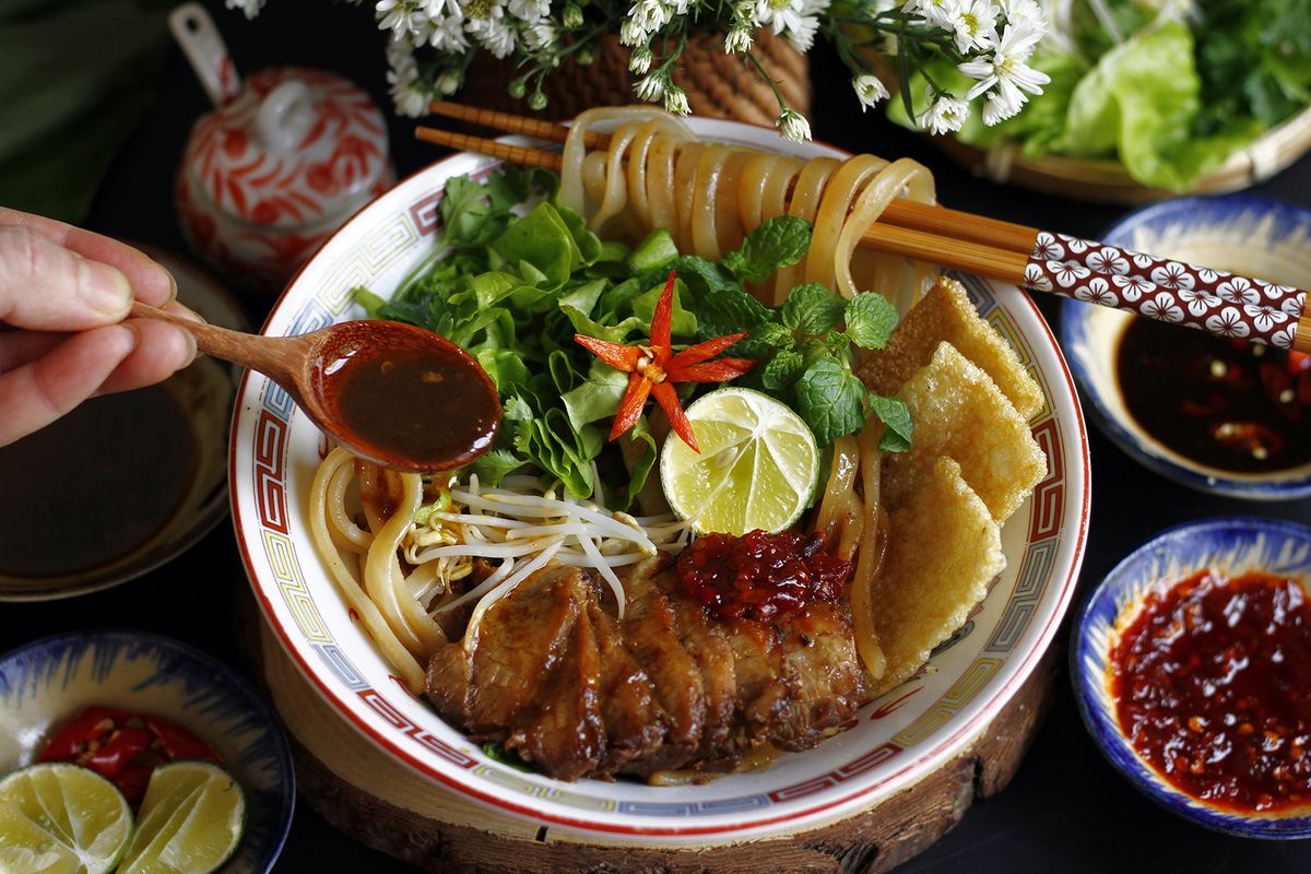 Khách Tây đánh rơi điện thoại xuống sông, người chèo thuyền ở Hội An chỉ mất 10 giây đã nhặt được