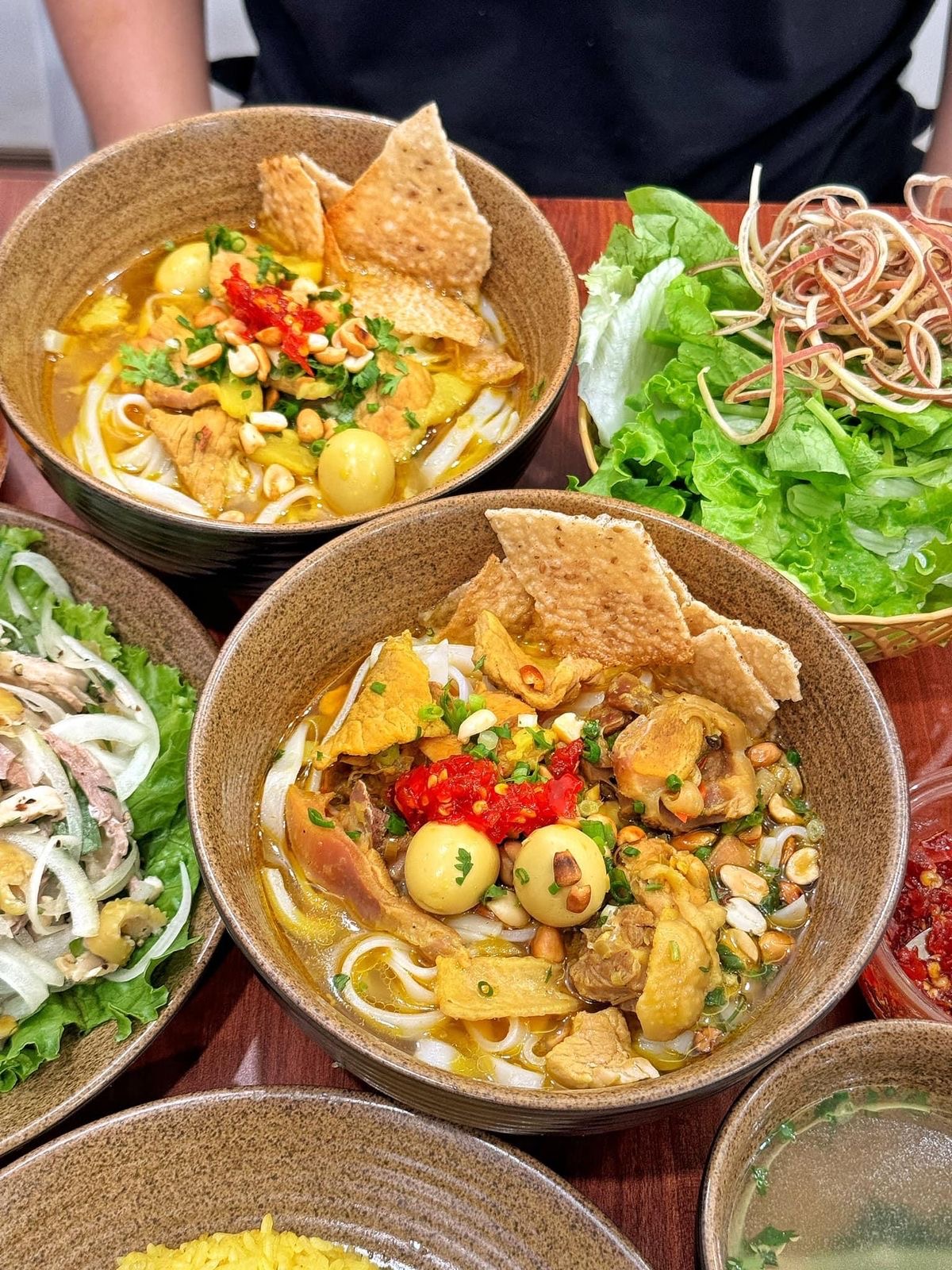 Khách Tây đánh rơi điện thoại xuống sông, người chèo thuyền ở Hội An chỉ mất 10 giây đã nhặt được