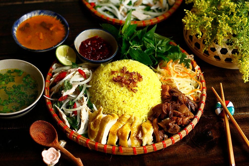Khách Tây đánh rơi điện thoại xuống sông, người chèo thuyền ở Hội An chỉ mất 10 giây đã nhặt được