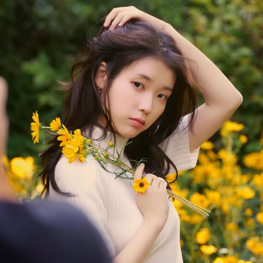 IU lộ diện sau khi bị tố có liên quan tới cái chết của Sulli và loạt sao nữ