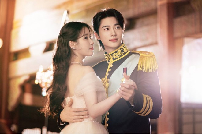 IU lộ diện sau khi bị tố có liên quan tới cái chết của Sulli và loạt sao nữ