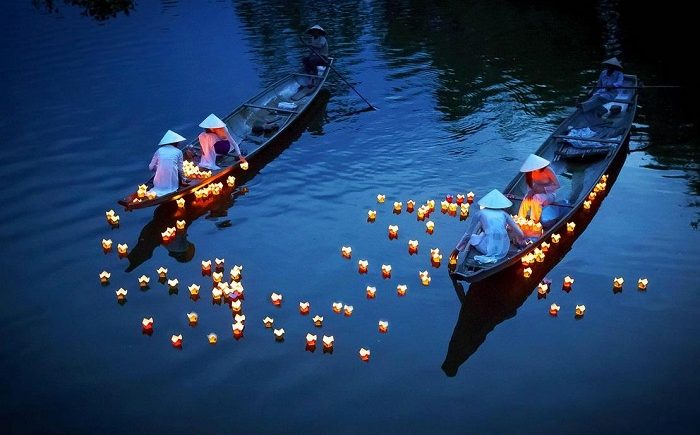 Khách Tây đánh rơi điện thoại xuống sông, người chèo thuyền ở Hội An chỉ mất 10 giây đã nhặt được