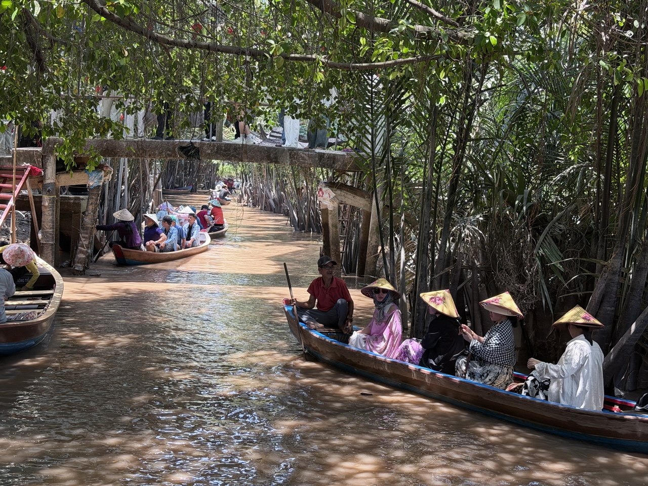 Dân miền Tây cũng không ngờ chiếc xuồng mưu sinh lại khiến dàn mỹ nữ Trung Quốc đua nhau săn đón