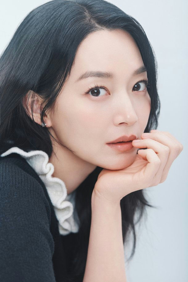 Shin Min Ah khoe nhan sắc xinh đẹp trong buổi giao lưu với báo chí sáng 16/6. Cô cũng không quên dành cho ông xã Kim Woo Bin những lời ngọt ngào đến “lụy tim”. Ảnh: Nate