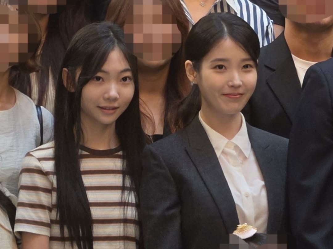 IU vừa tham dự 1 đám cưới của người quen, chính thức lộ diện sau khi bất ngờ bị tố có liên quan tới cái chết của Sulli, Goo Hara, Kim Sae Ron và Jonghyun. Xuyên suốt hôn lễ, nữ ca sĩ sinh năm 1993 luôn giữ vẻ rạng rỡ trên gương mặt. Ảnh: IGNV