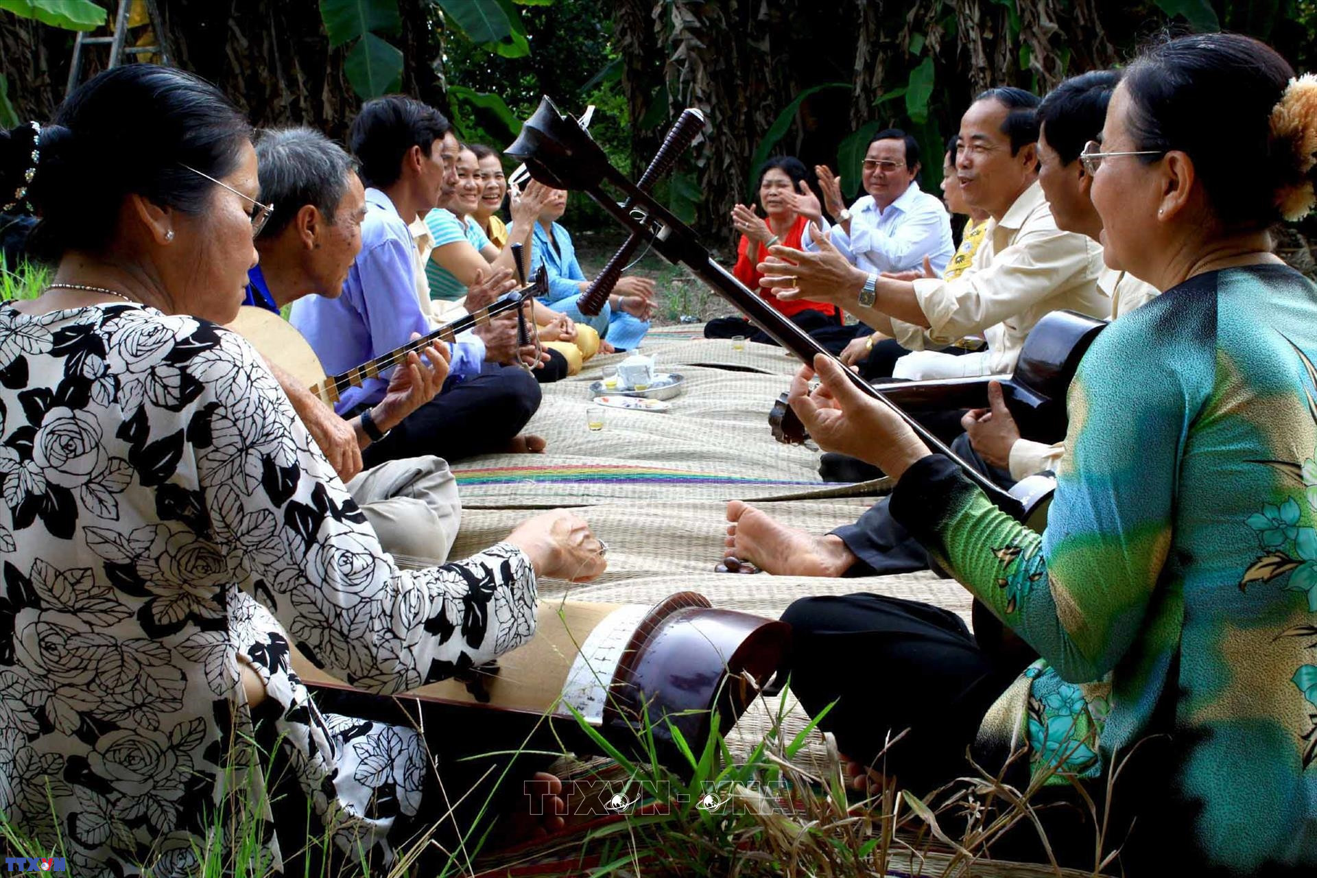 Dân miền Tây cũng không ngờ chiếc xuồng mưu sinh lại khiến dàn mỹ nữ Trung Quốc đua nhau săn đón
