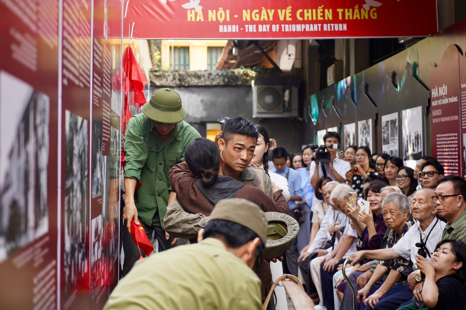 Hoài Vũ tham gia diễn xuất tại một trưng bày chuyên đề tại Di tích Nhà tù Hỏa Lò
