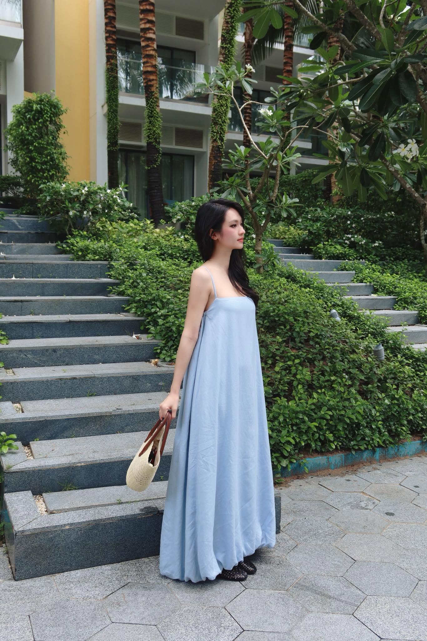 Dạo này, cô cũng ưu tiên diện những chiếc váy thùng thình
