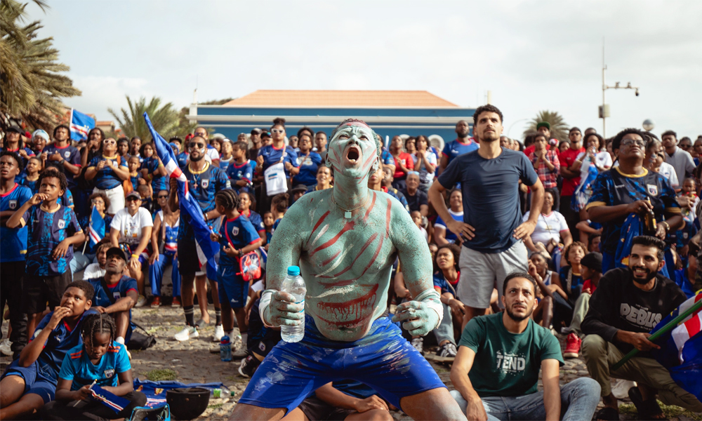 Các cổ động viên Cape Verde cổ vũ đội tuyển trước màn hình lớn ở Mindelo, ngày 15/6.