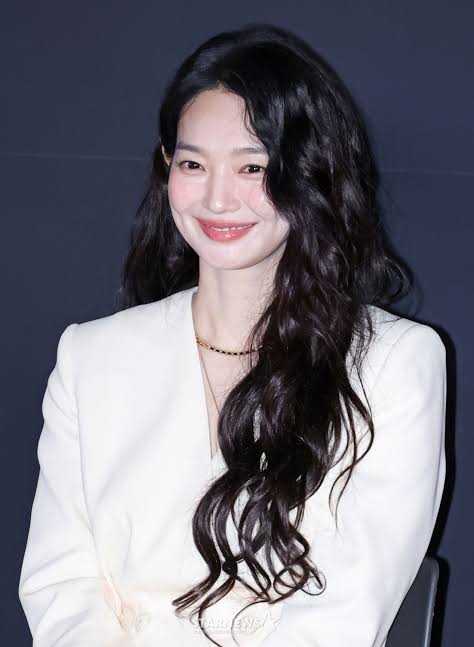 Trong buổi họp báo diễn ra ngay trước hoạt động công chiếu phim The Eyes vào hôm 15/6, Shin Min Ah cũng lộ diện với gương mặt phúng phính cho thấy cô đã tăng cân. Ảnh: Nate