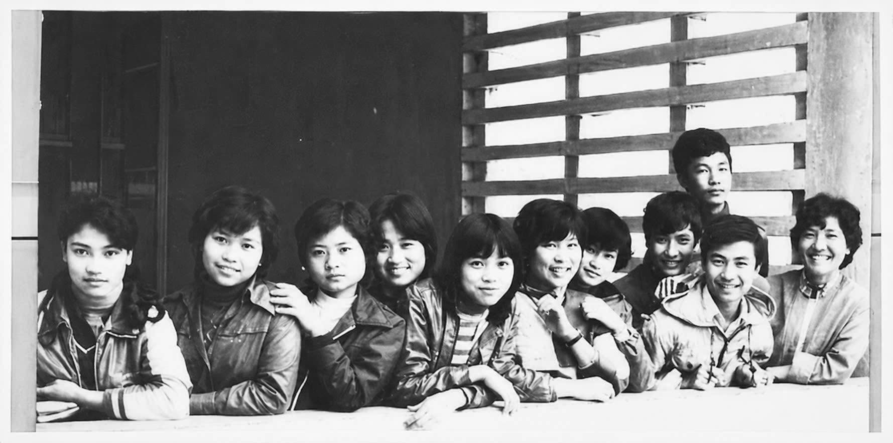 Nguyễn Thanh Sơn (thứ 3 từ phải qua) cùng Đội tuyển học sinh giỏi Văn của Hà Nội 1986-1987
