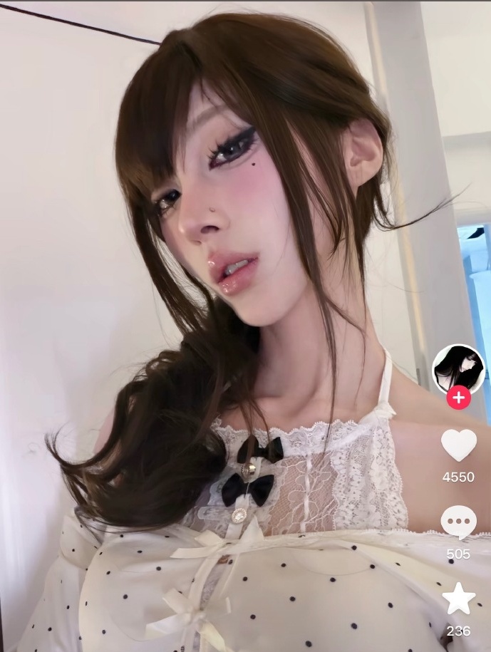 Hot girl này luôn mở các phiên livestream vào lúc 11 giờ khuya. Ảnh: Weibo.