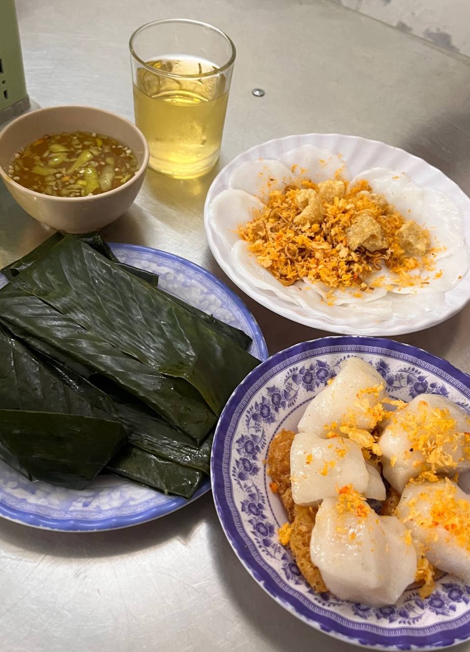 Một số dân mạng cho rằng khi đi du lịch, cần hạn chế tới những nơi biển hiệu và menu toàn tiếng Anh và không nên chọn các quán ven đường chỉ có xe khách du lịch đỗ kín.