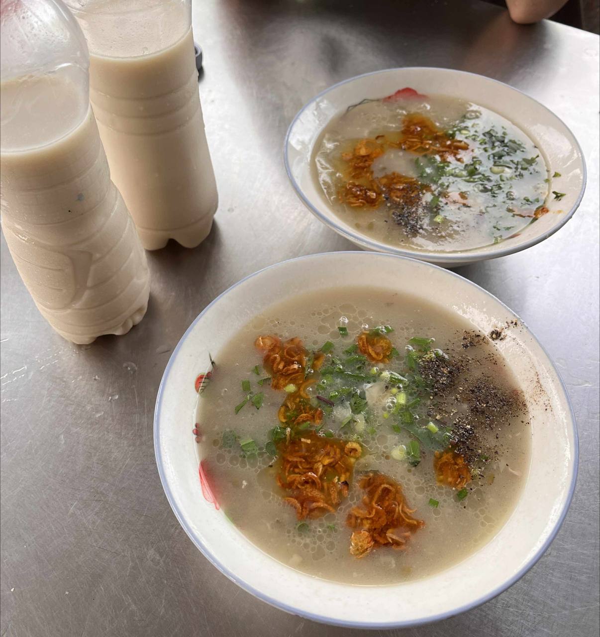 Cháo nghêu cô Gió ở Hội An là quán ăn được nhiều người dân địa phương cũng như khách du lịch yêu thích