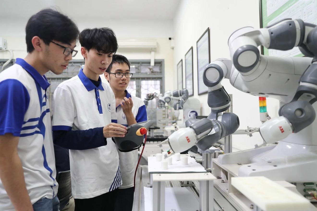 Sinh viên trường Đại học Công nghệ thực hành với các thiết bị công nghệ (Ảnh: VNU-UET)