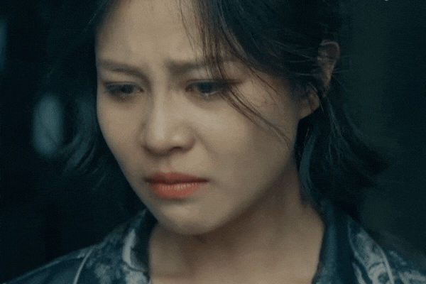 Giọt nước mắt chua xót nhất lúc này.