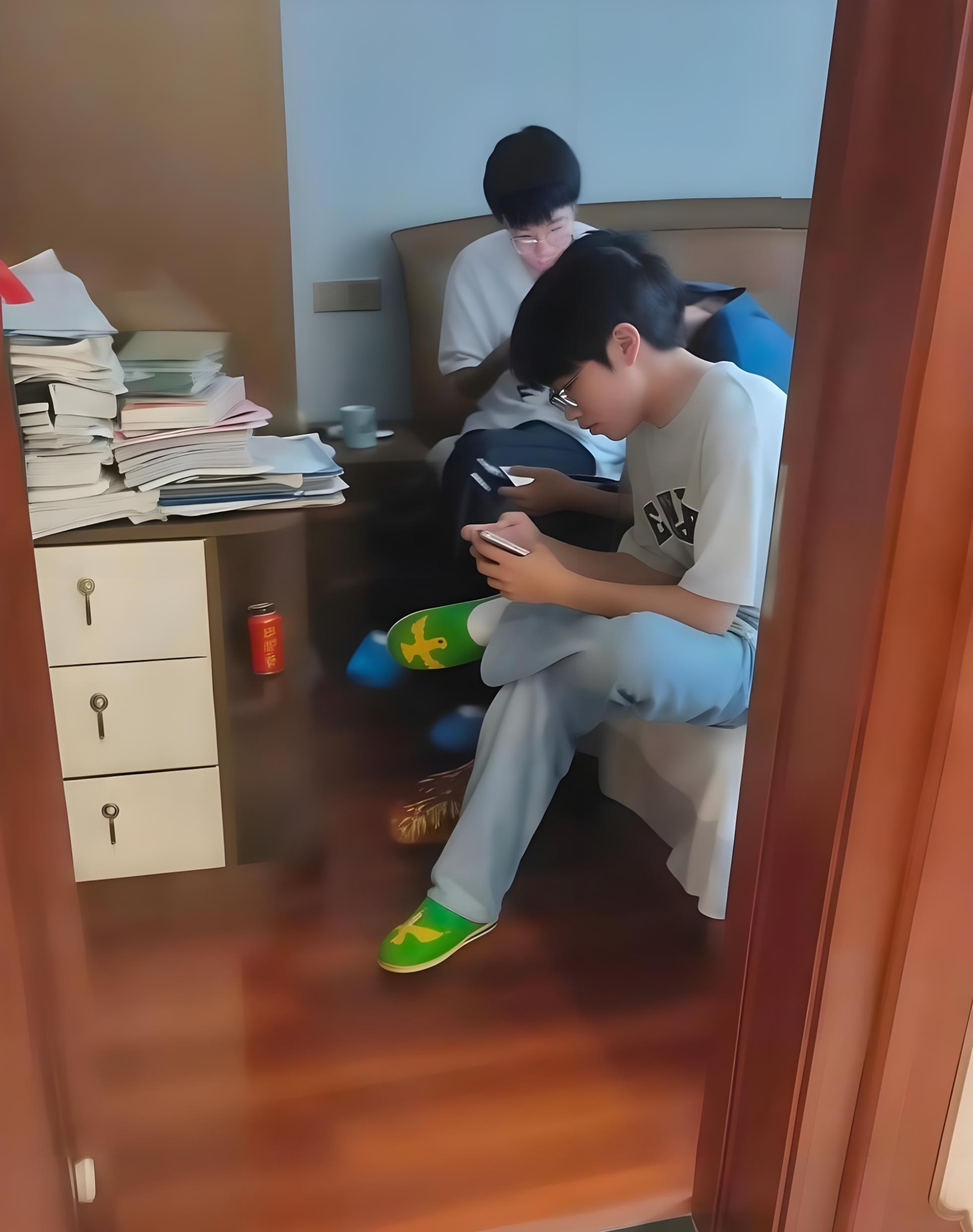 Sau bữa ăn, mỗi người lại bận bịu với cái điện thoại của mình