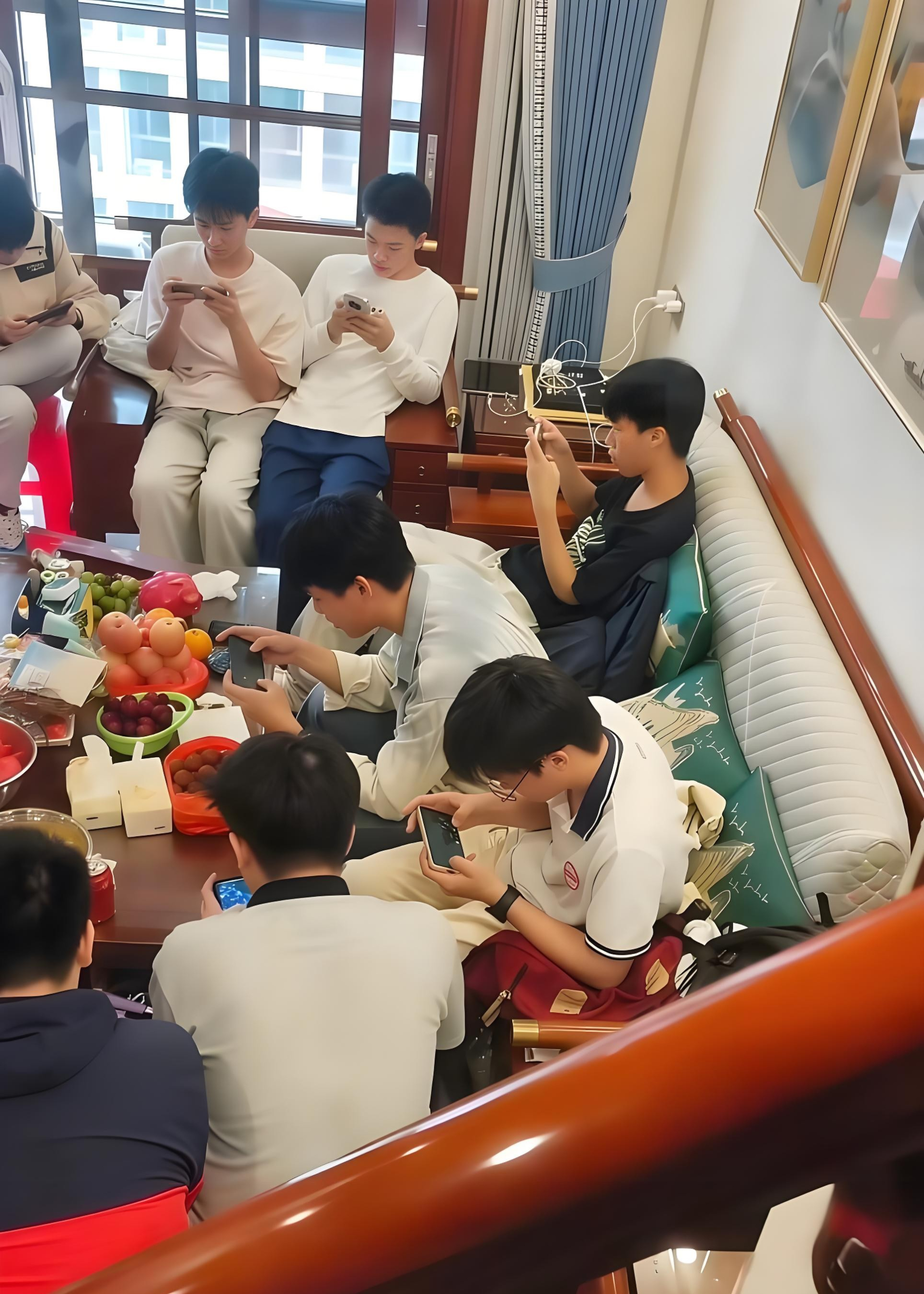 Các nam sinh tụ tập ăn uống ở nhà bạn sau kỳ thi đại học