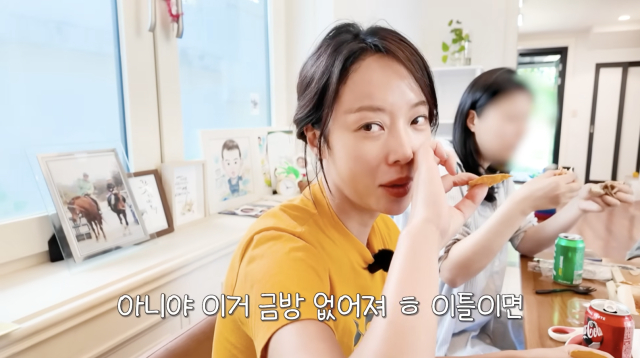 Nữ minh tinh họ Hwang cho biết thêm, giờ đây cô cũng chẳng còn mạnh tay chi tiền mua túi hàng hiệu như trước đây nữa. Ảnh: Nate