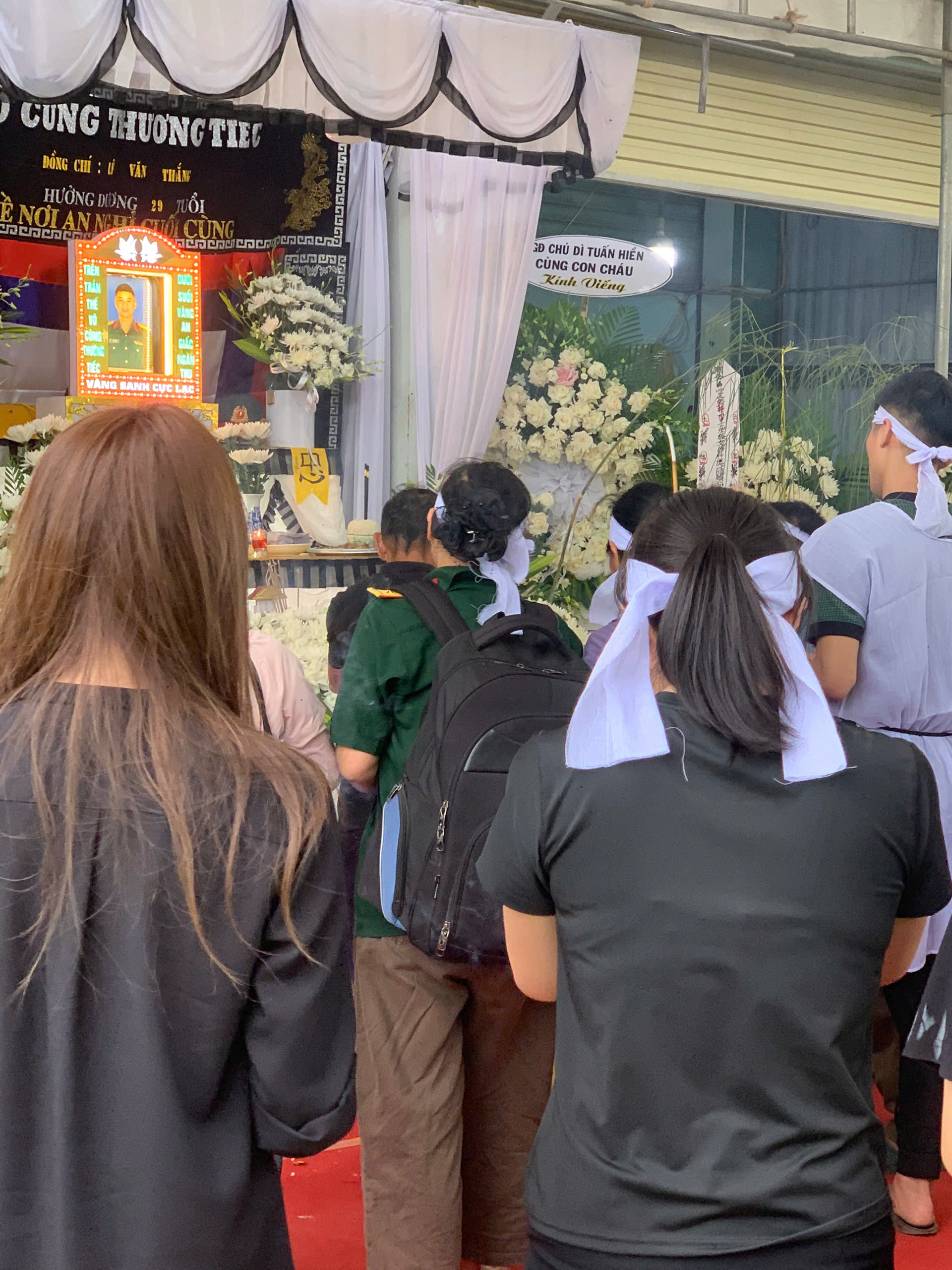 Đông đảo bạn bè, người thân,... có mặt để đưa tiễn nam thượng úy về nơi an nghỉ.
