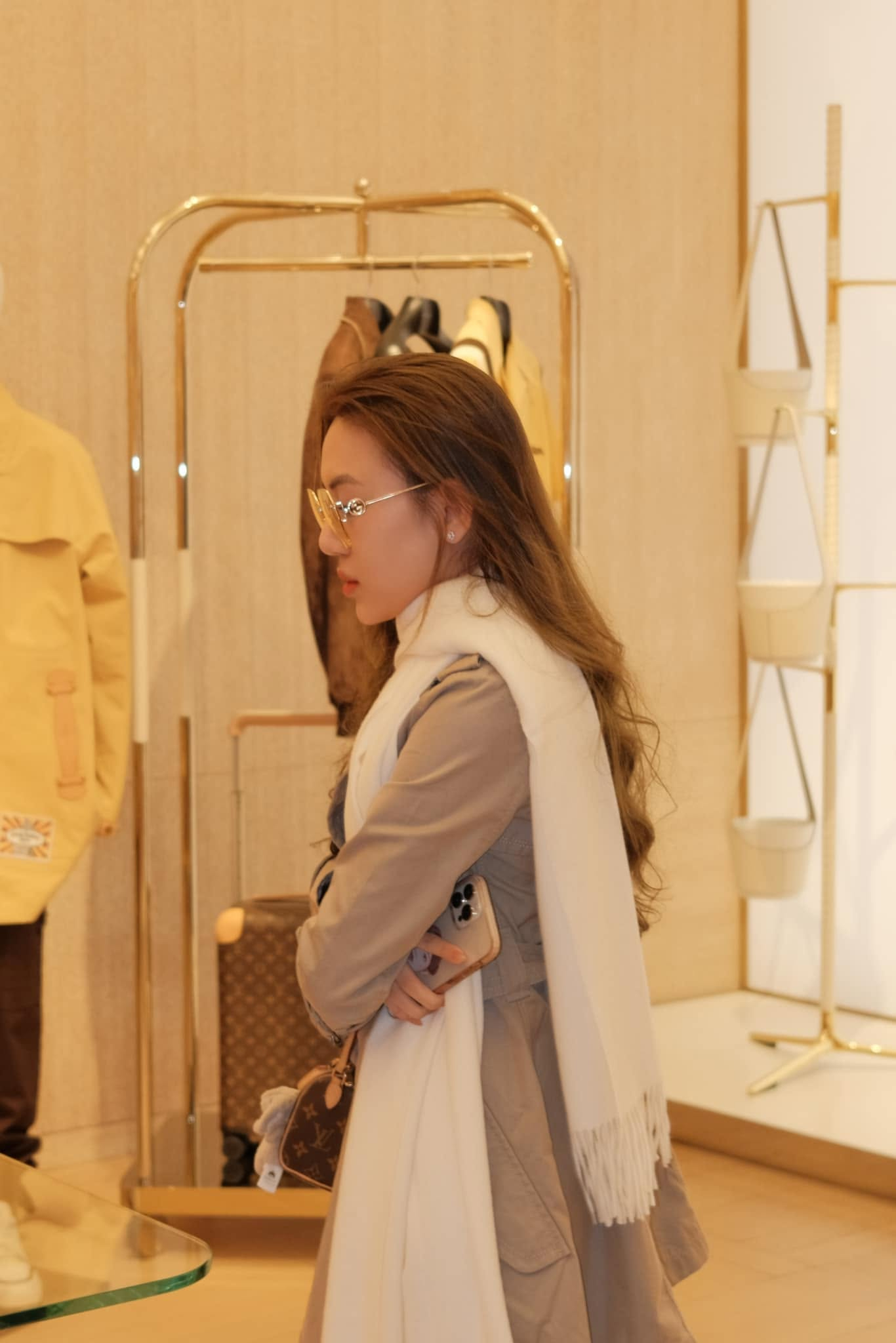 Đoan Tâm thường đăng ảnh đi mua sắm tại các store hàng hiệu