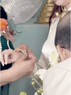 Cô dâu cười tươi rói khi nhận sính lễ từ nhà trai