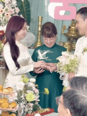 Xuân Nghi ngại ngùng khi được trao tay cho chú rể
