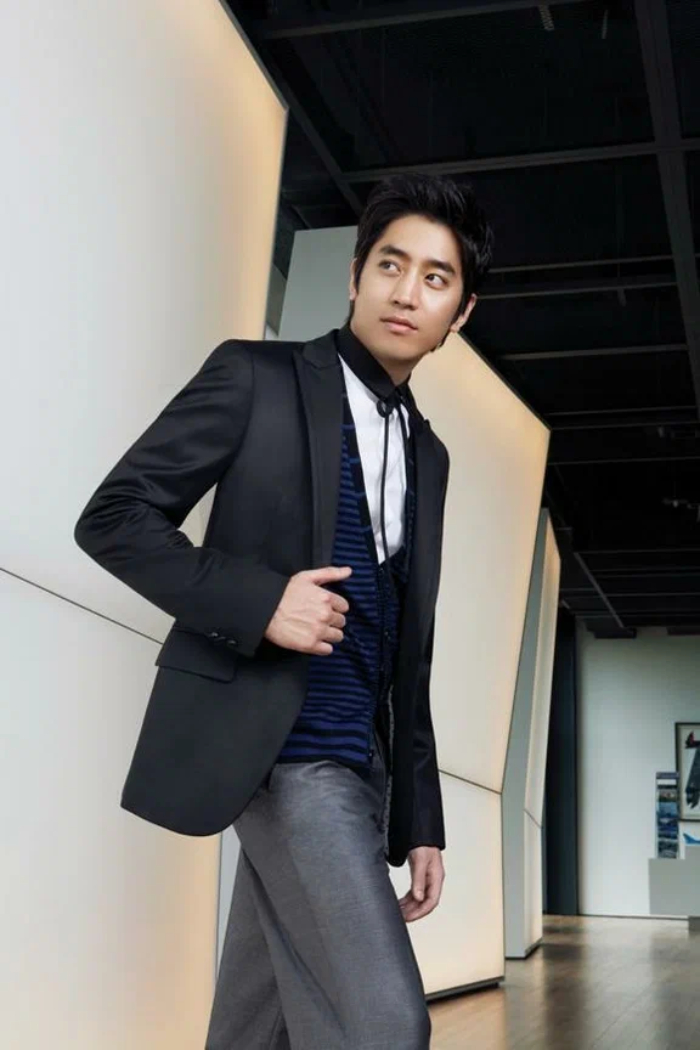 Khán giả vội lục lại loạt hình cũ thời hoàng kim nhan sắc của Eric ra ngắm nghía, đồng thời bày tỏ sự tiếc nuối. Ảnh: Nate
