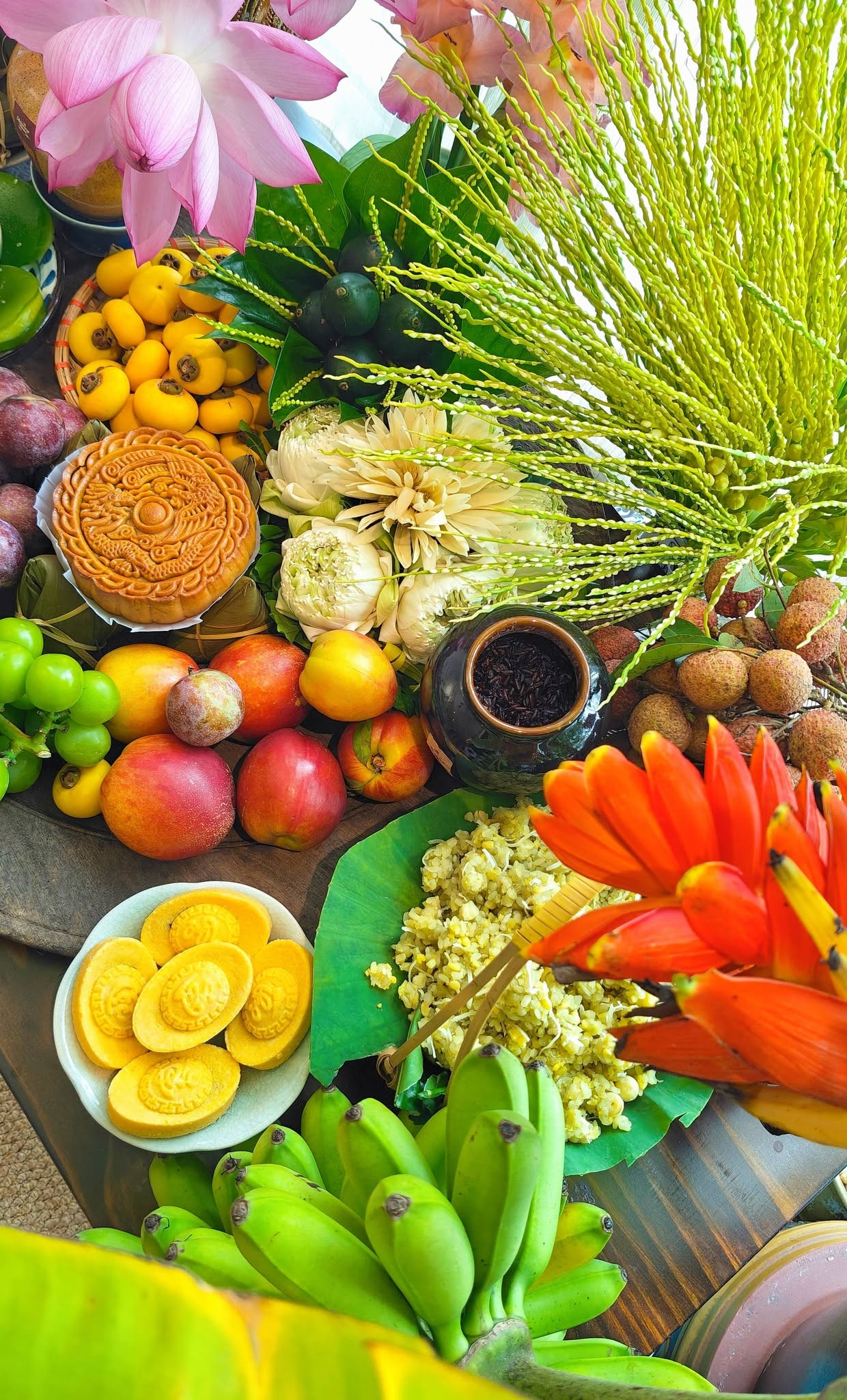 Mâm cỗ cúng Tết Đoan Ngọ này gây ấn tượng ngay từ cái nhìn đầu tiên bởi sự kết hợp hài hòa giữa yếu tố truyền thống và tính thẩm mỹ cao, với tông màu rực rỡ nhưng vẫn rất thanh nhã (Ảnh: Cherry Ly)