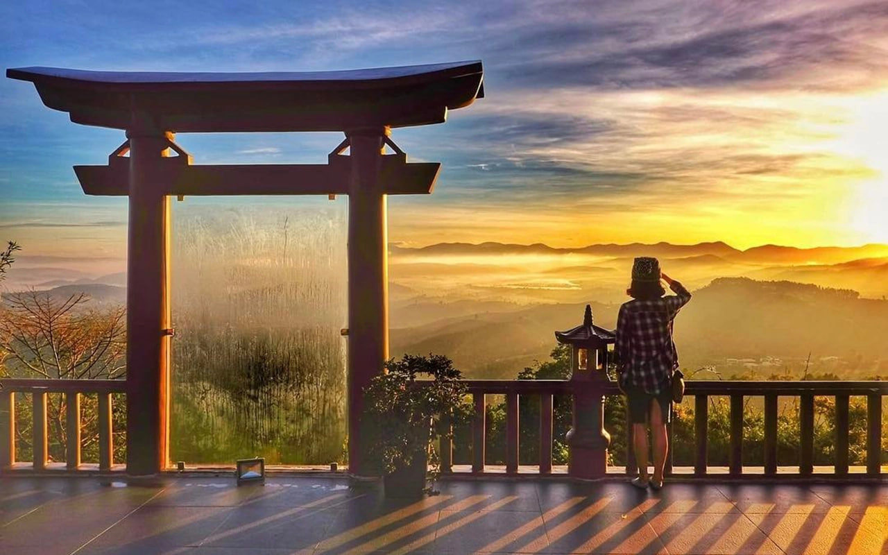 Hoàng hôn nơi cổng trời ở chùa Linh Quy Pháp Ấn. Ảnh: Dulichso