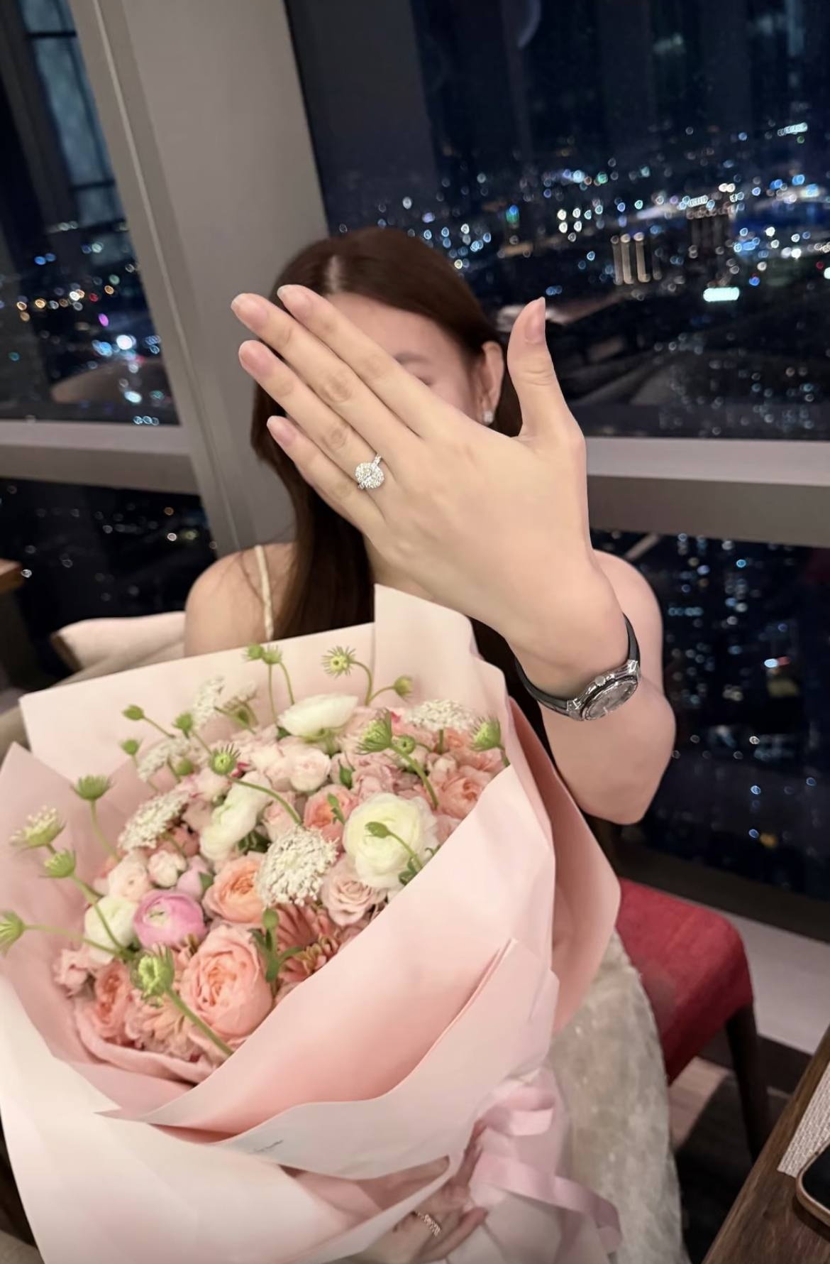 Cận cảnh nhẫn cầu hôn của cặp đôi
