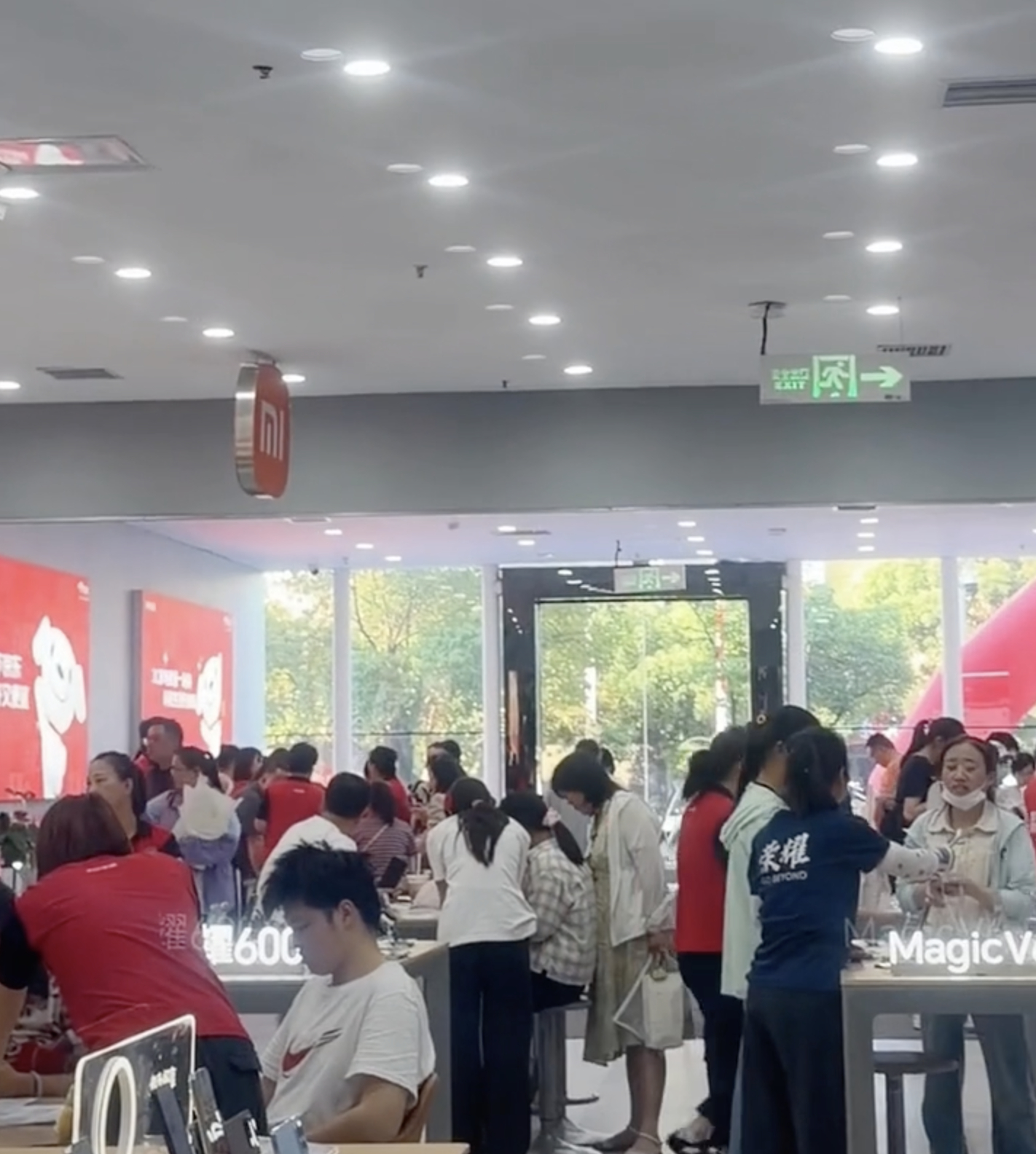 Một chiếc điện thoại mới hay chuyến du lịch sau kỳ thi có thể là món quà ý nghĩa, nhưng nhiều ý kiến cho rằng điều quan trọng hơn cả là người trẻ hiểu được giá trị của sự cố gắng, lòng biết ơn và hoàn cảnh của gia đình mình (Ảnh chụp màn hình)