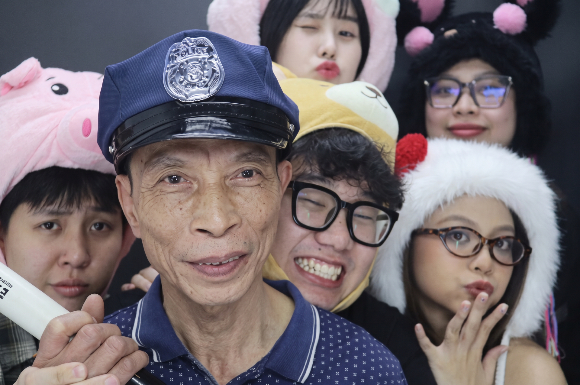 Tuấn Khải tổ chức sinh nhật cho bố và mời bạn bè đến dự, cùng bố đi chụp photobooth