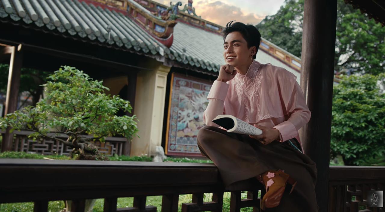 Sơn Tùng M-TP vừa lăng xê du lịch Tràng An, em trai MONO lập tức mang Ngọ Môn Huế vào MV hoành tráng