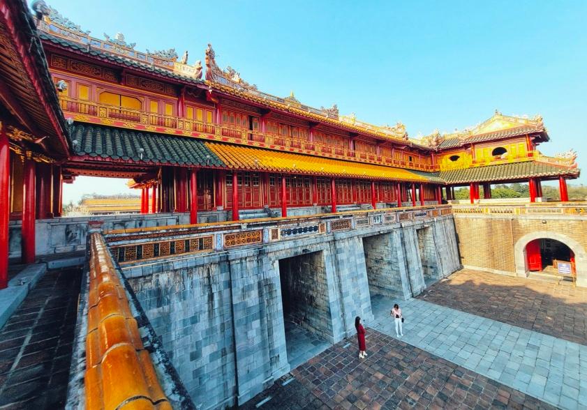 Sơn Tùng M-TP vừa lăng xê du lịch Tràng An, em trai MONO lập tức mang Ngọ Môn Huế vào MV hoành tráng
