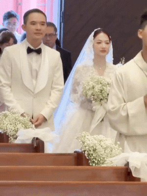 Cô và chồng kỹ sư thực hiện các nghi thức đạo Công giáo 