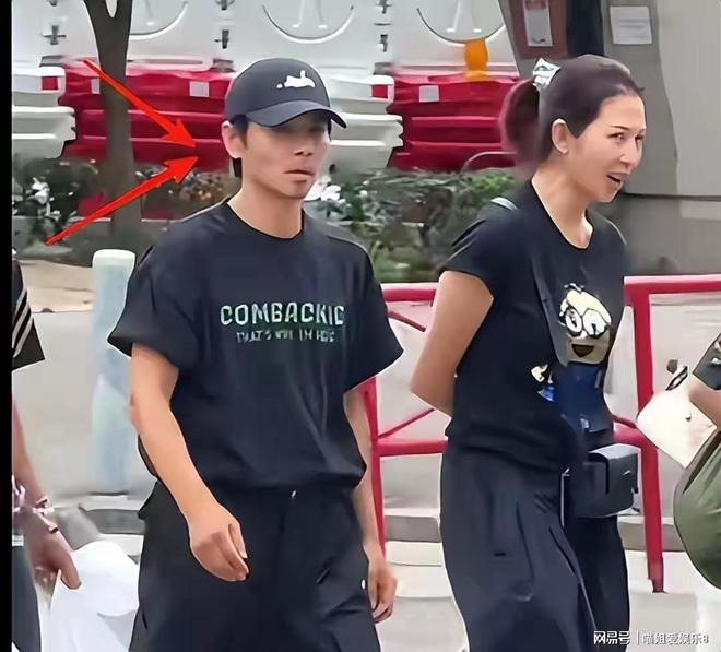 Nam diễn viên đi lại chậm chạp, run rẩy. Ảnh: 163, Weibo.