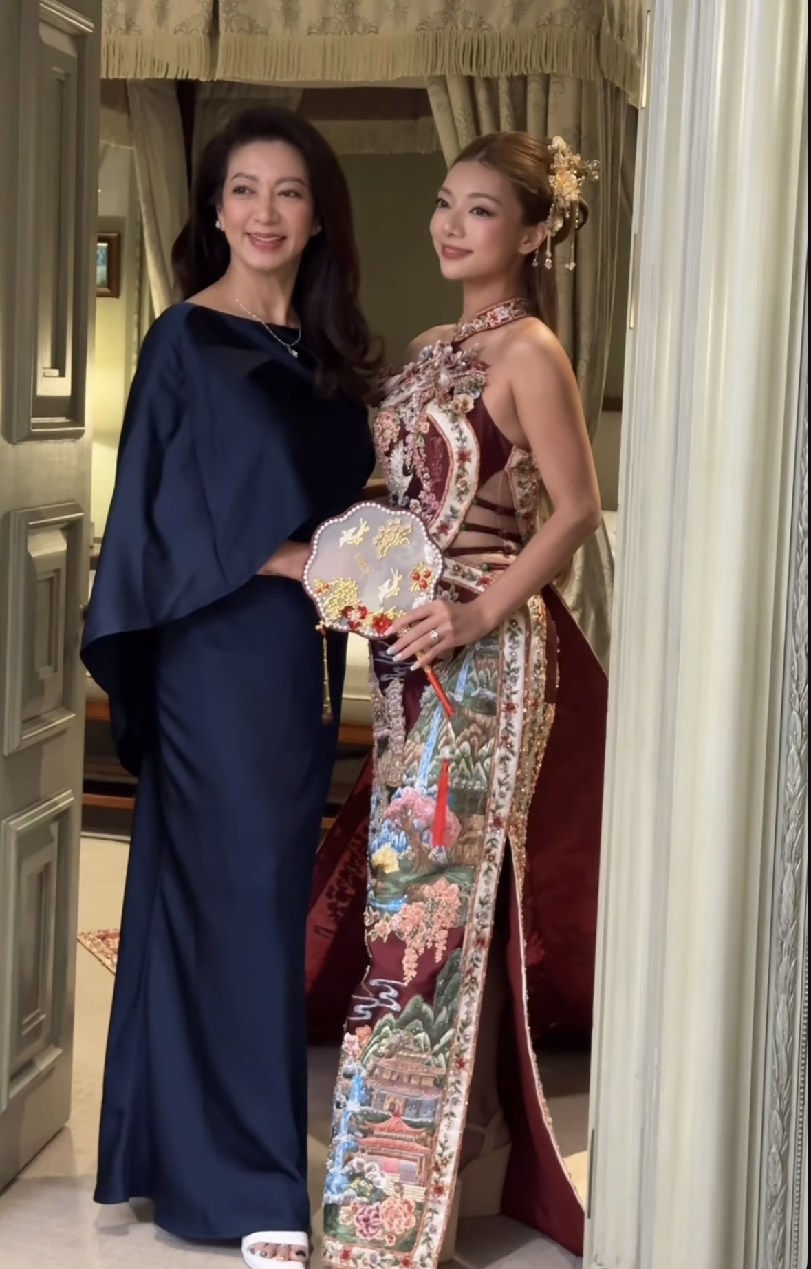 Khung hình đẹp nhân đôi của Katleen Phan Võ và mẹ - Hoa hậu Điện ảnh Thanh Xuân