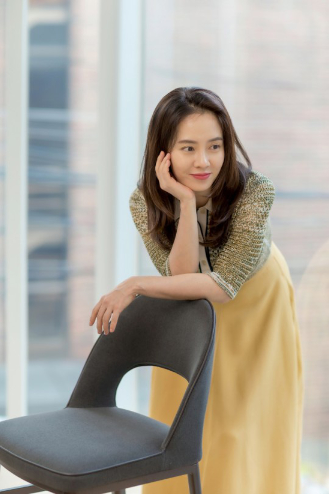 Song Ji Hyo phải đi bán đồ lót kiếm sống?