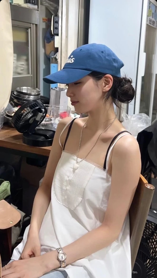 Song Hye Kyo - Suzy ra ngoài ăn uống, còn chụp ảnh cho nhau hồi tháng 6/2024. Ảnh: X