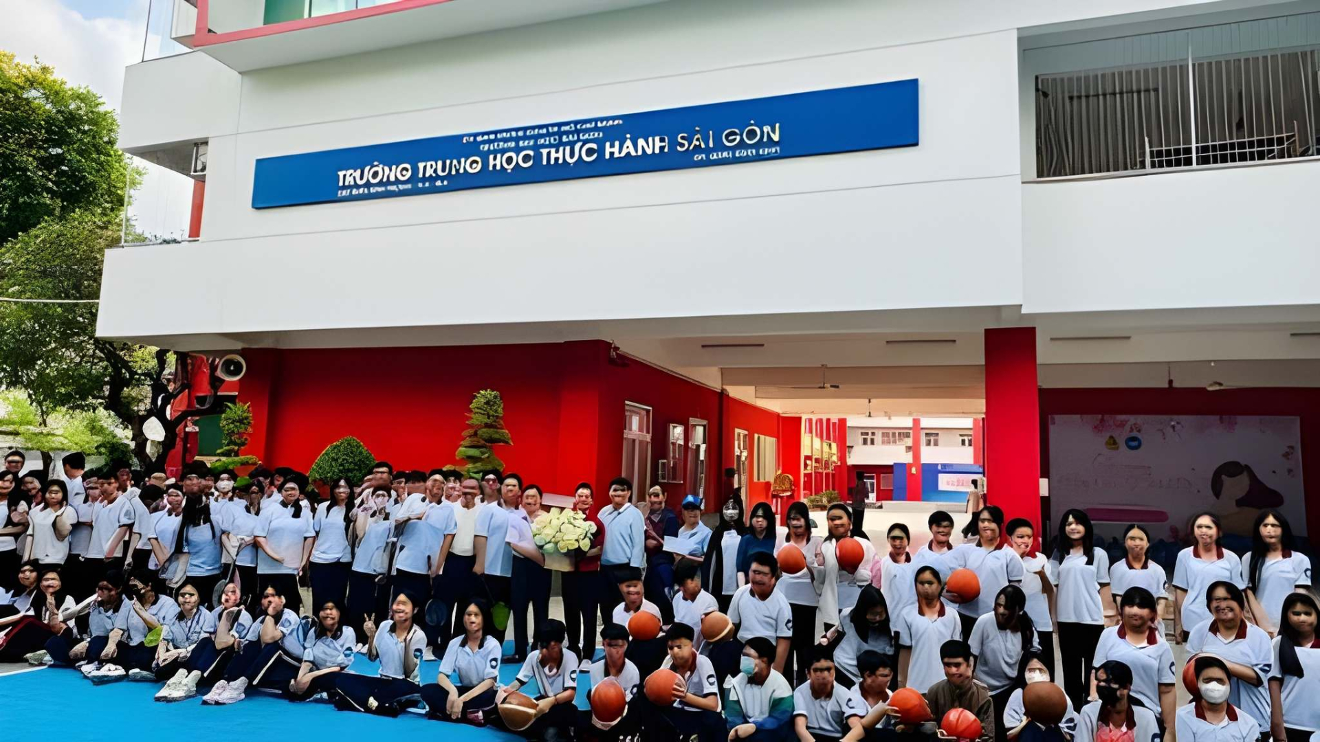 Bên cạnh thành tích học tập, nhà trường chú trọng xây dựng môi trường giáo dục toàn diện thông qua các hoạt động trải nghiệm, văn hóa, thể thao và phát triển kỹ năng cho học sinh