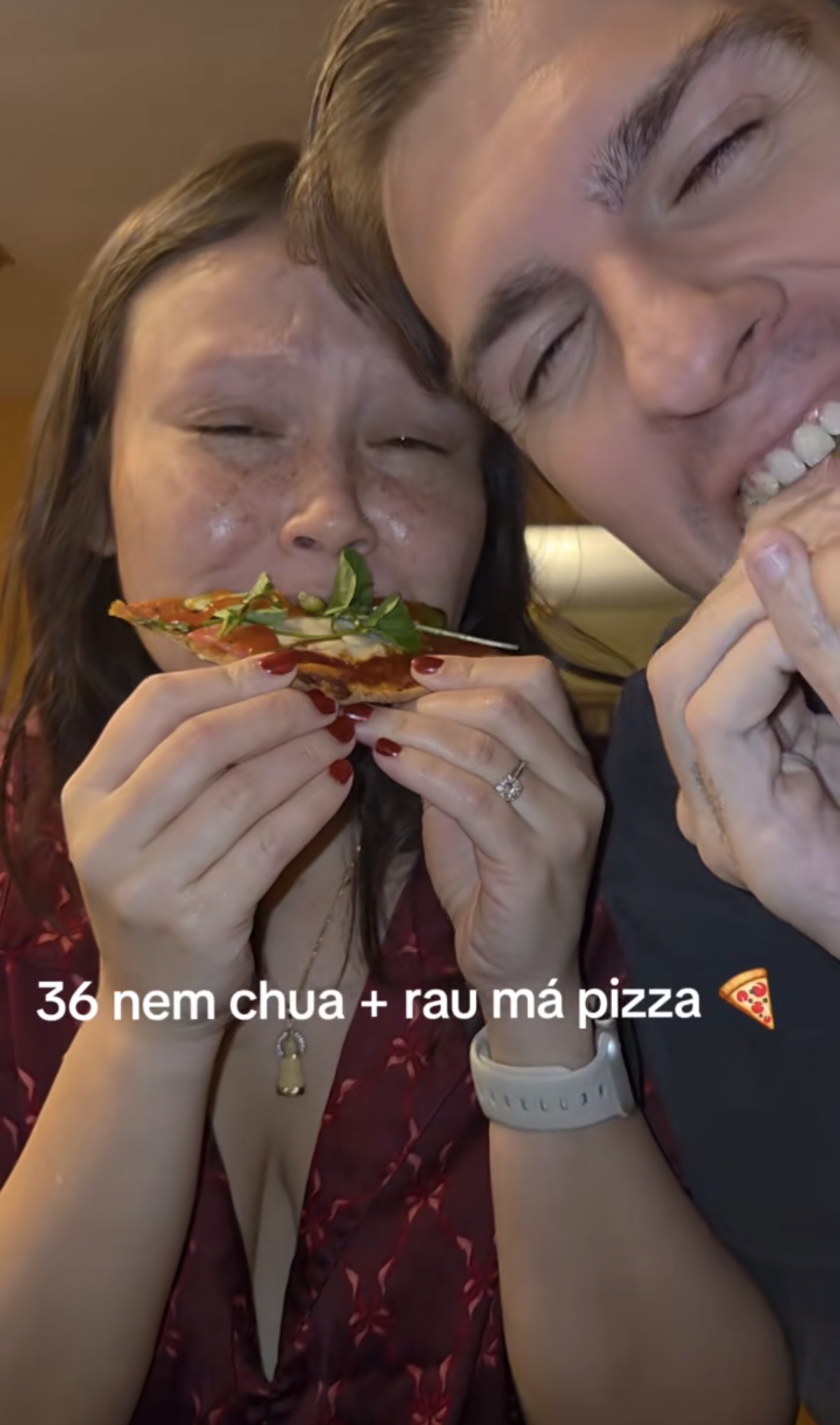 Khách Mỹ tự nhận là “Tây Thanh Hóa” gây sốt với món pizza nem chua rau má