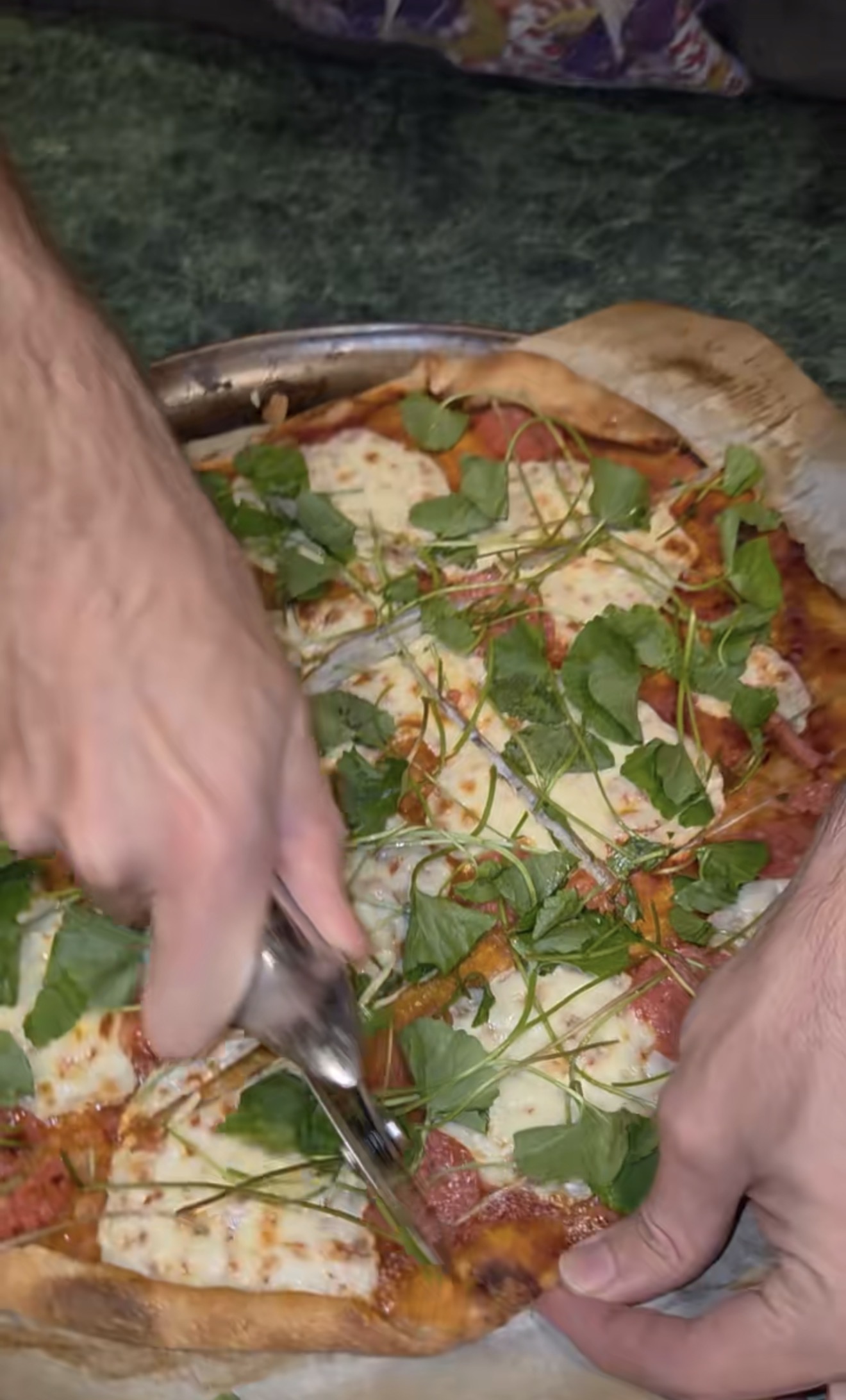 Khách Mỹ tự nhận là “Tây Thanh Hóa” gây sốt với món pizza nem chua rau má