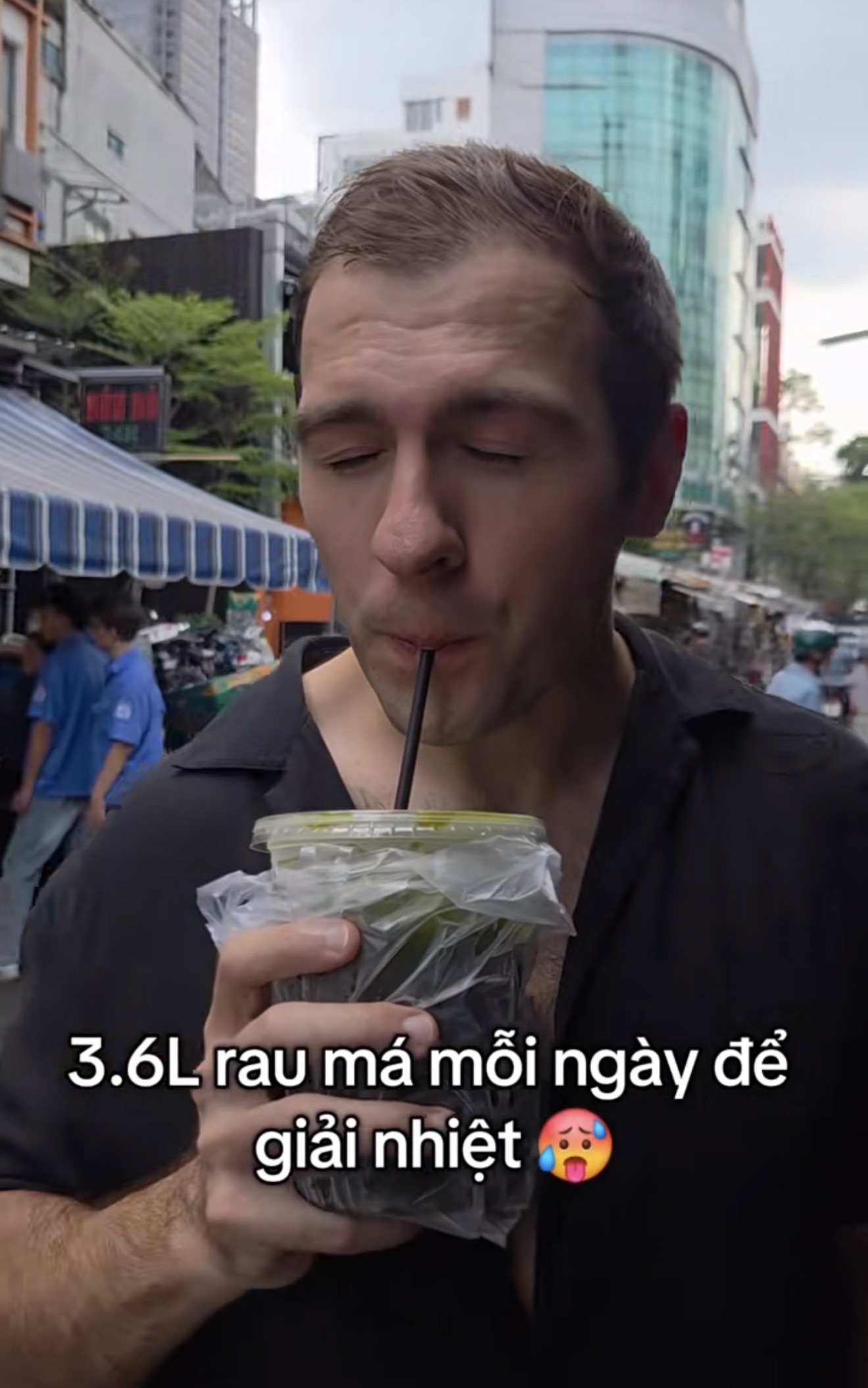Khách Mỹ tự nhận là “Tây Thanh Hóa” gây sốt với món pizza nem chua rau má